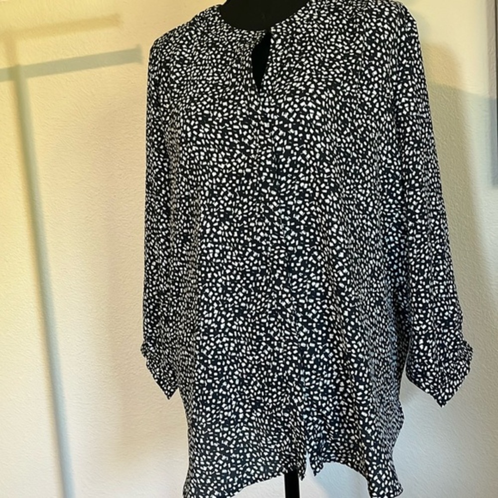 Black-and-white V-neck three-quarter sleeve hidden buttons in the front blouse​​